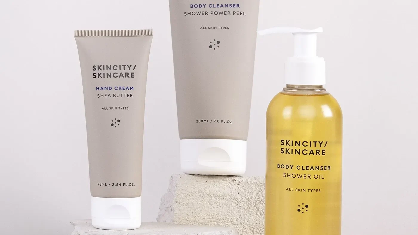 Tre produkter från Skincity Skincare placerade på stenar, mot en grå bakgrund.