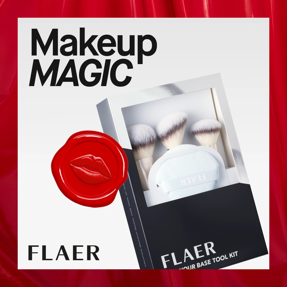 Kuva, joka näyttää mainoksen FLAER Ace Your Base Tool Kit. Teksti "Makeup MAGIC" on näkyvissä. Musta pakkaus FLAER Ace Your Base Tool Kit, joka sisältää meikkisiveltimiä ja meikkisienen, ja punainen ympyrä huuli-illustraatiolla ovat myös näkyvissä. Tausta on valkoinen punaisilla yksityiskohdilla.