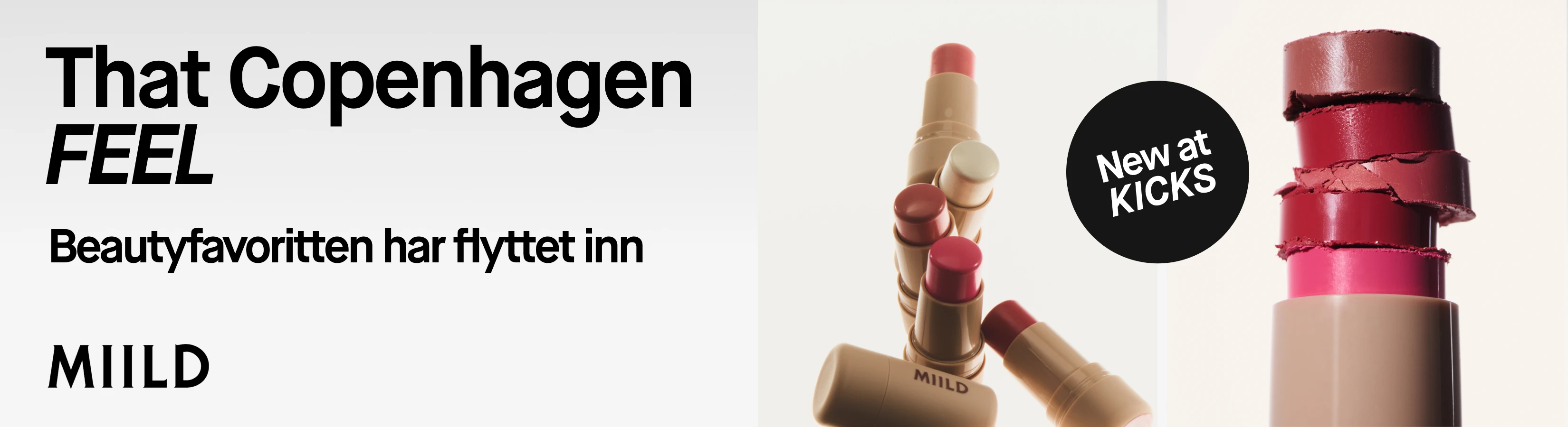 MIILD makeup med flere leppestifter i rosa, røde og nøytrale nyanser samt et nærbilde av stablede leppestiftfarger. Bildet har tekstene «That Copenhagen FEEL», «Beautyfavoriten har flyttet inn», «MIILD» og «New at KICKS».