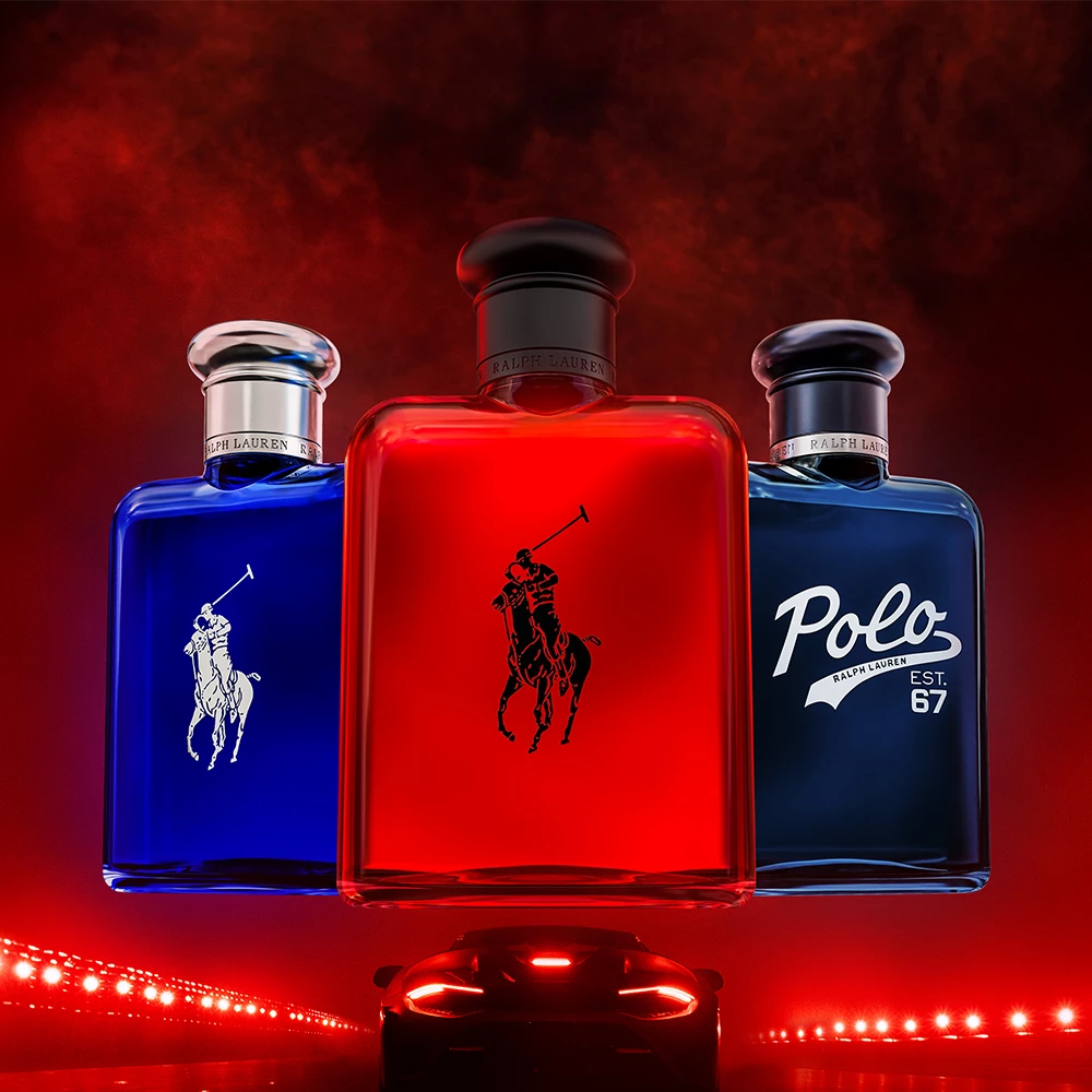 Kolme Ralph Lauren Polo -hajuvesipulloa seisoo punaisella taustalla. Hajuvesipullojen alapuolella näkyy auton takaosa, jossa on punaiset valot.