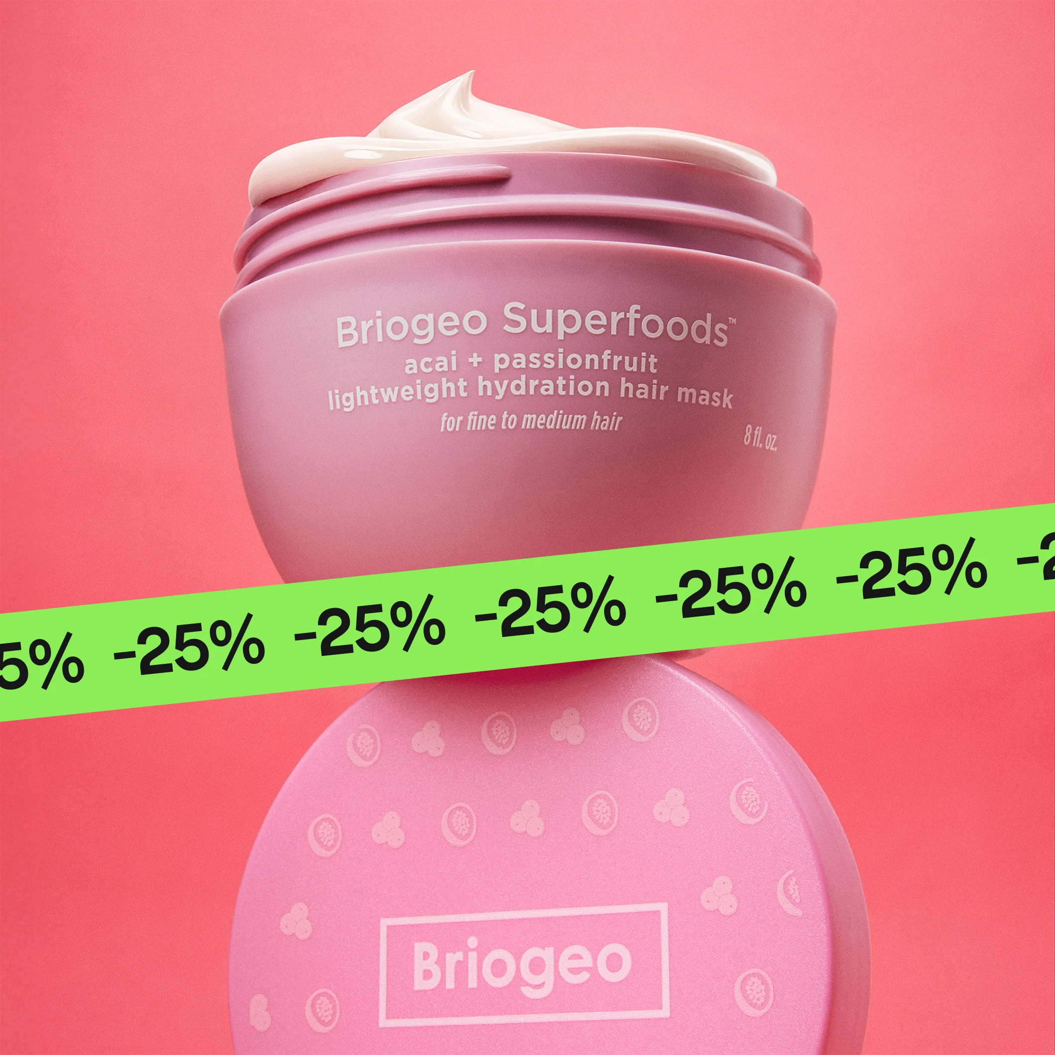 Tuotekuva “Briogeo Superfoods acai + passionfruit lightweight hydration hair mask for fine to medium hair 8 fl. oz.” pinkissä purkissa, kansi alla, vihreä “25%” -banneri kuvan päällä.