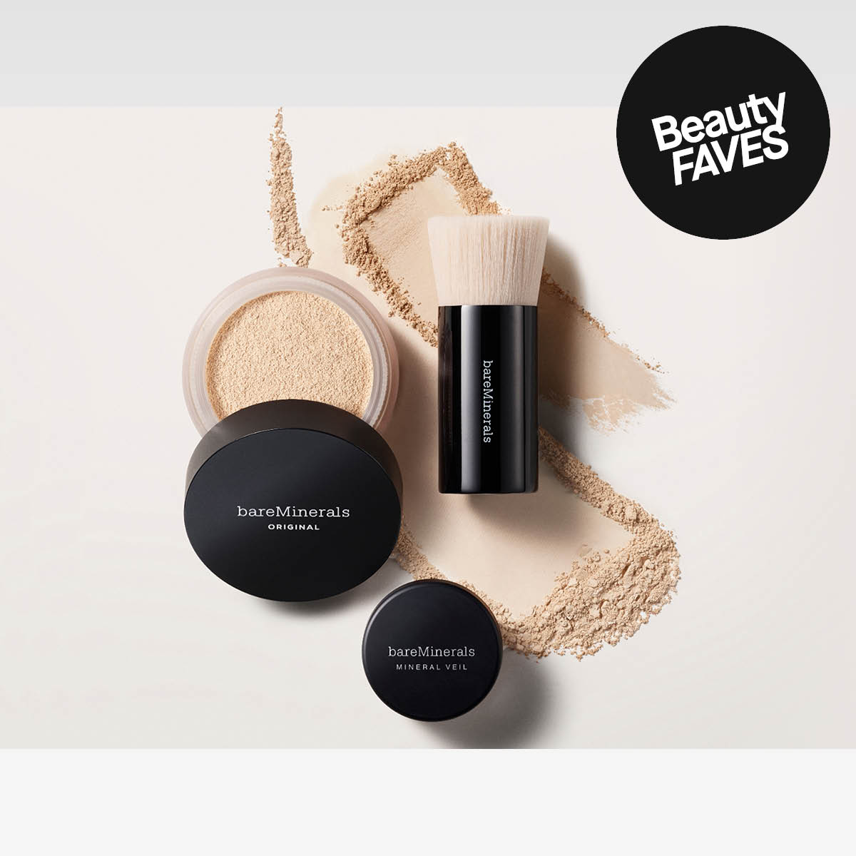 bareMinerals sminkeprodukter på lys bakgrunn: løspudder, pudderbokser og kost med synlig puddertekstur, med teksten «Beauty FAVES».