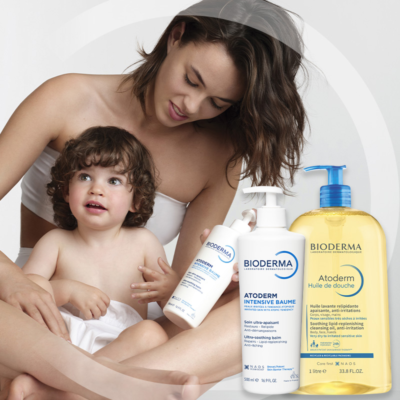 Ett barn sitter i knät på en kvinna. Kvinnan håller en fuktkräm från Bioderma. Bredvid dem visas en närbild av produkten hon håller och en kroppsolja.