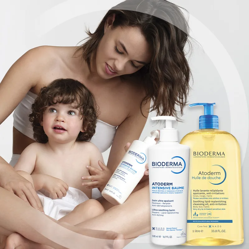 Ett barn sitter i knät på en kvinna. Kvinnan håller en fuktkräm från Bioderma. Bredvid dem visas en närbild av produkten hon håller och en kroppsolja.