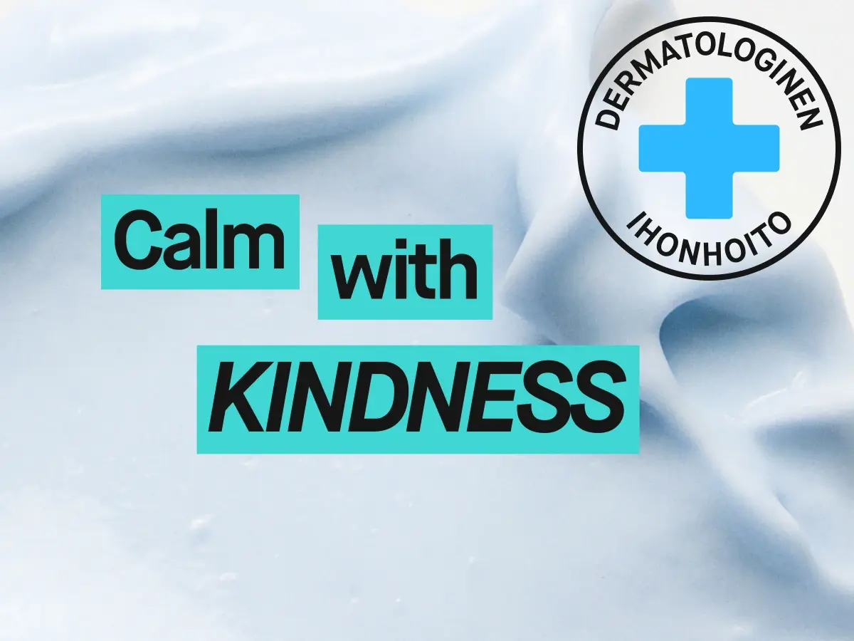 Vaaleansininen voidemainen ihonhoitotekstuuri, jossa tekstit "Calm with KINDNESS" ja "DERMATOLOGISK HUDVÅRD". Kuva korostaa ihonhoitoa sekä rauhoittavia ja hellävaraisia tuotteita.