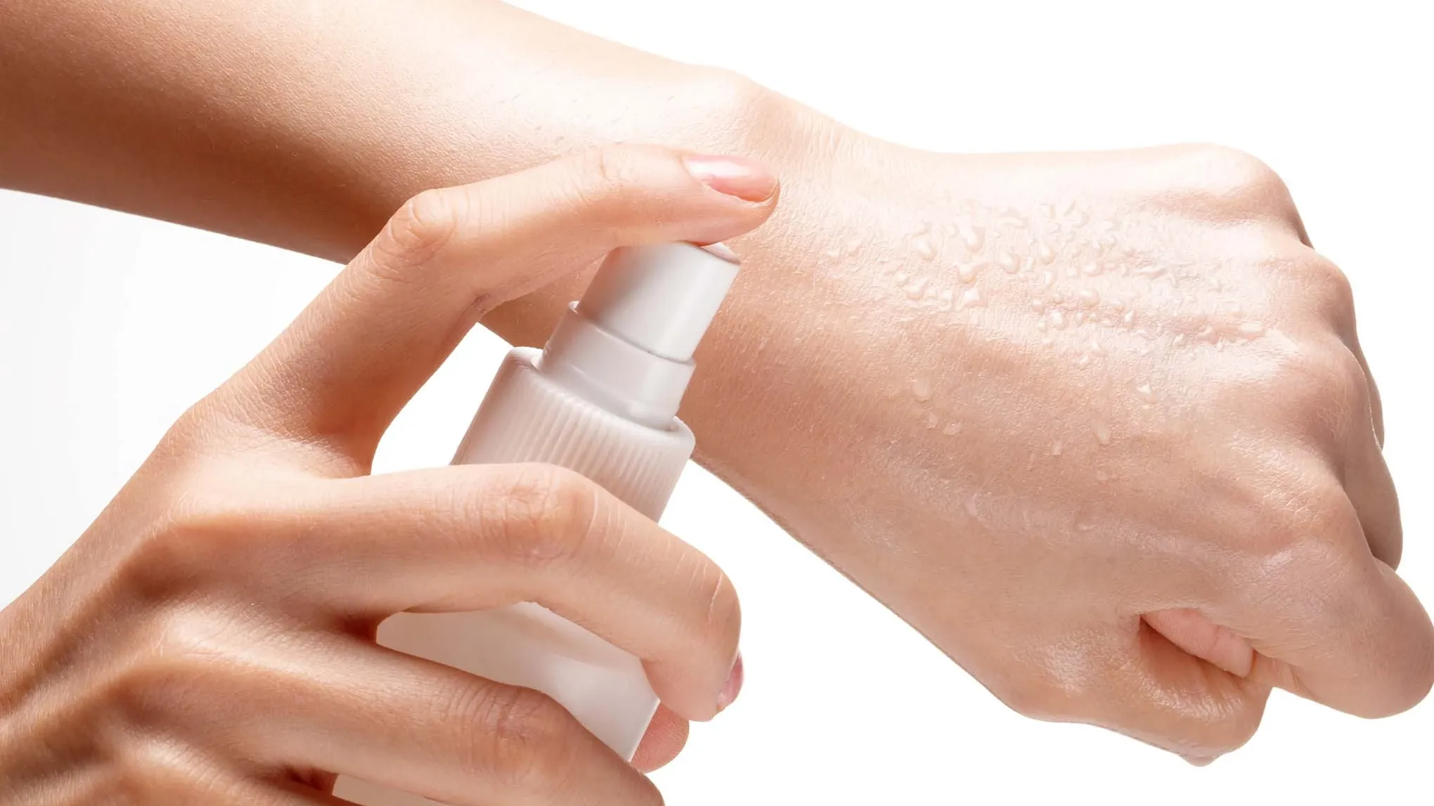 En hand som sprayar vätska på en annan hand.