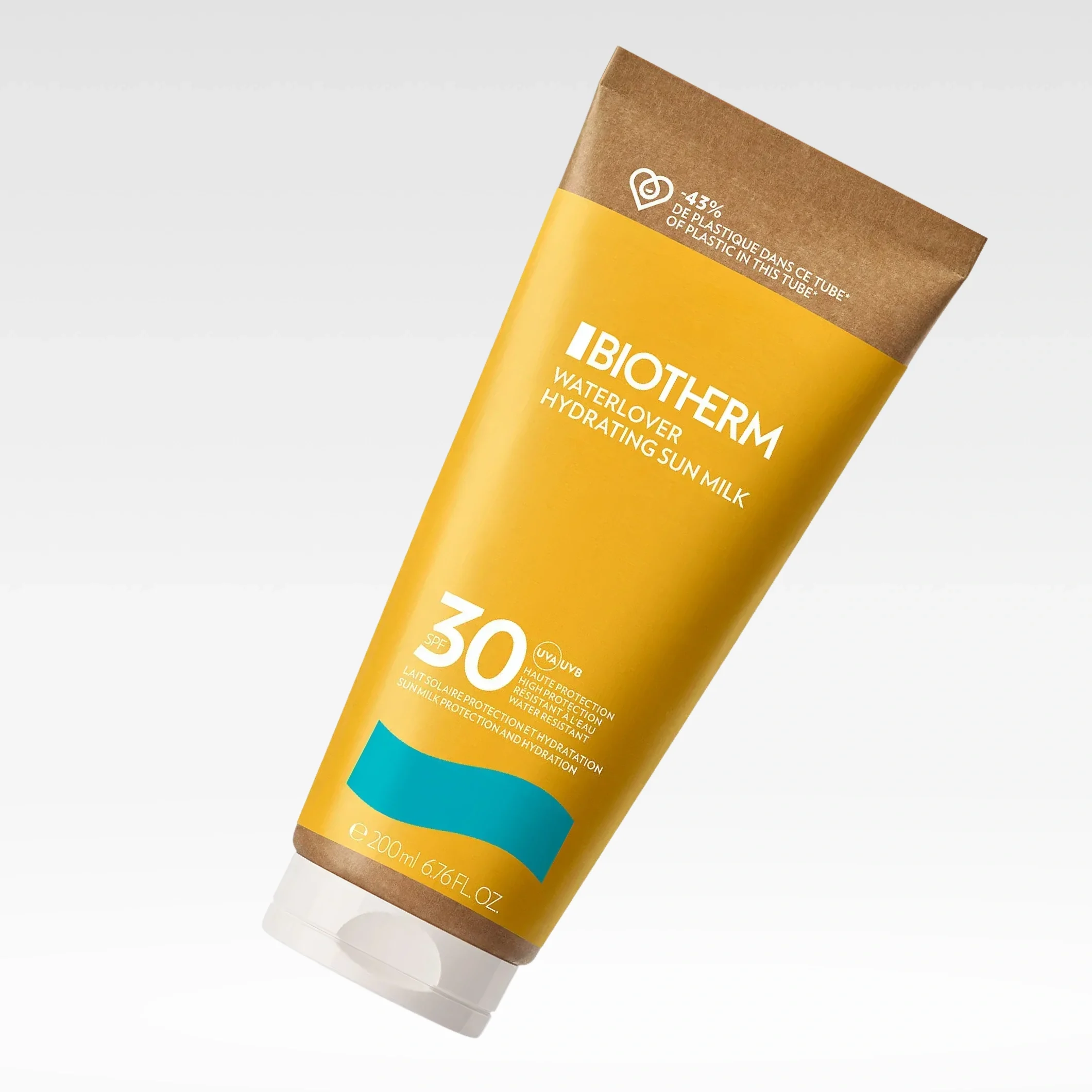 Keltainen tuubi ruskealla korkilla, Biotherm Waterlover Hydrating Sun Milk SPF 30, kallistettuna vaaleaa taustaa vasten. Vasemmassa yläkulmassa teksti “Solskydd kropp” valkoisella mustalla taustalla.