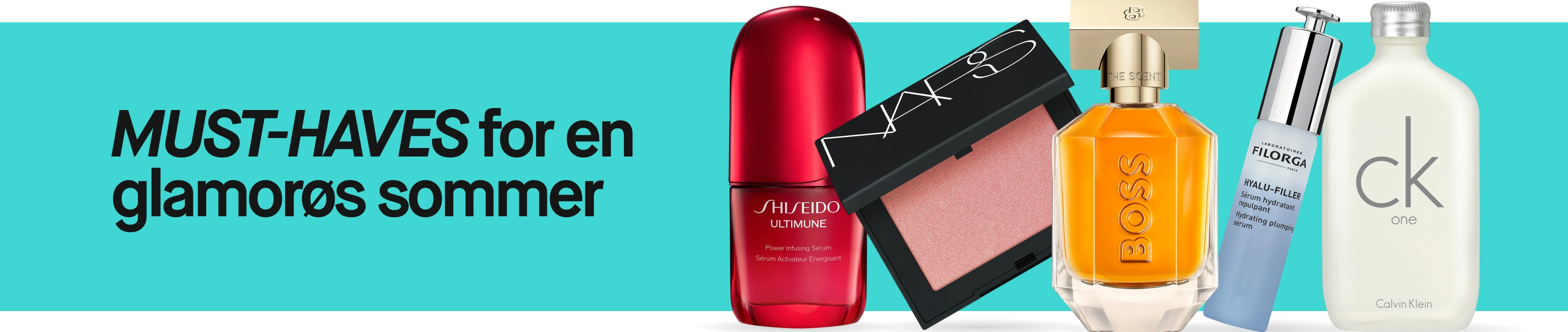 Turkis kampanjebanner med teksten “MUST-HAVES för en glammig sommar” sammen med beautyprodukter fra Shiseido, NARS, Hugo Boss, Filorga og Calvin Klein. Synlige produkter inkluderer Ultimune-serum, blush, The Scent-parfyme, Hyalu-Filler-serum og CK One-parfyme.