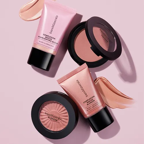 bareMinerals poskipunatuotteita ja voidemaisia blush-sävyjä pehmeissä rosa ja persikan sävyissä.