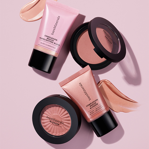 bareMinerals kinnprodukter med blush i pudder- og kremtekstur, i myke rosa og ferskentoner.