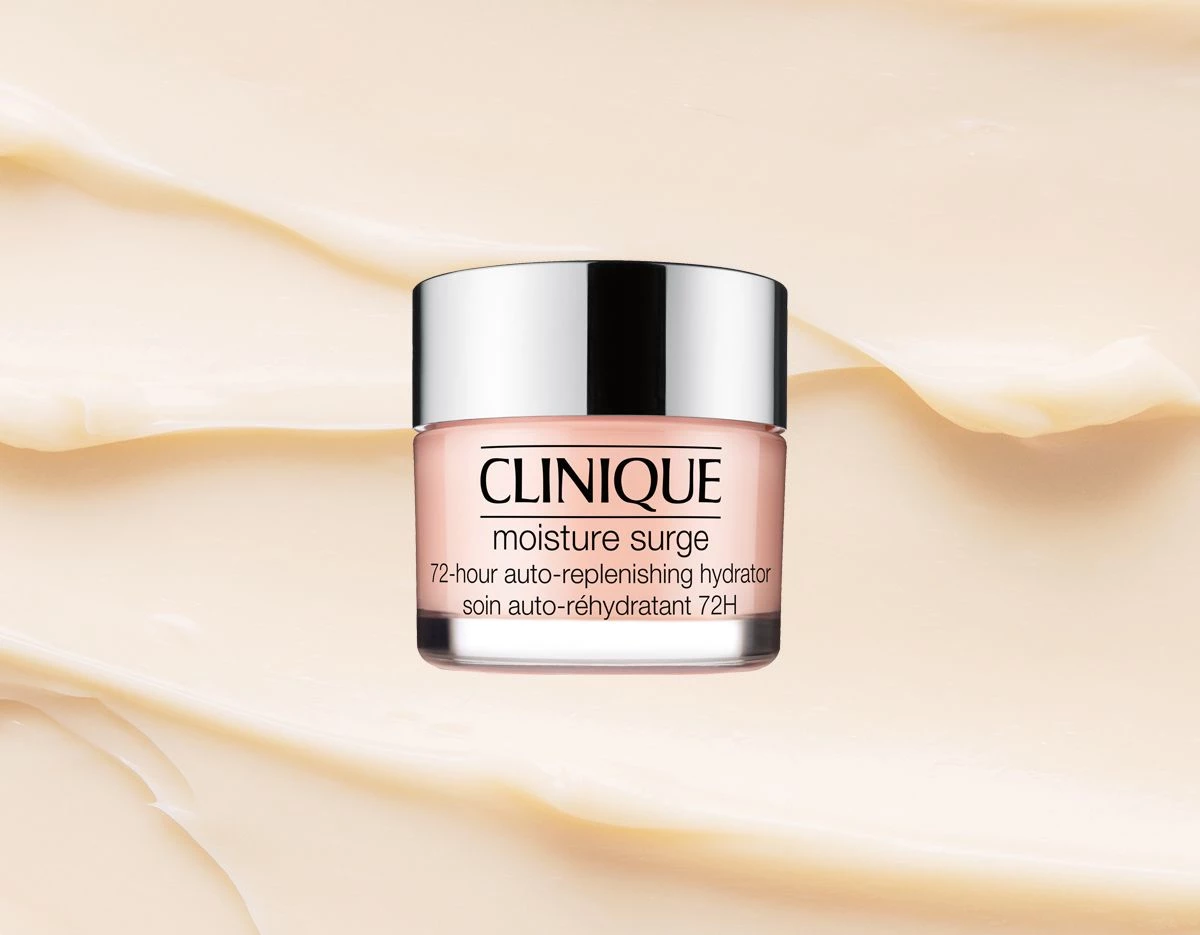 Clinique Moisture Surge 72-Hour Day Cream 50 ml beigeä, laskostettua taustaa vasten.