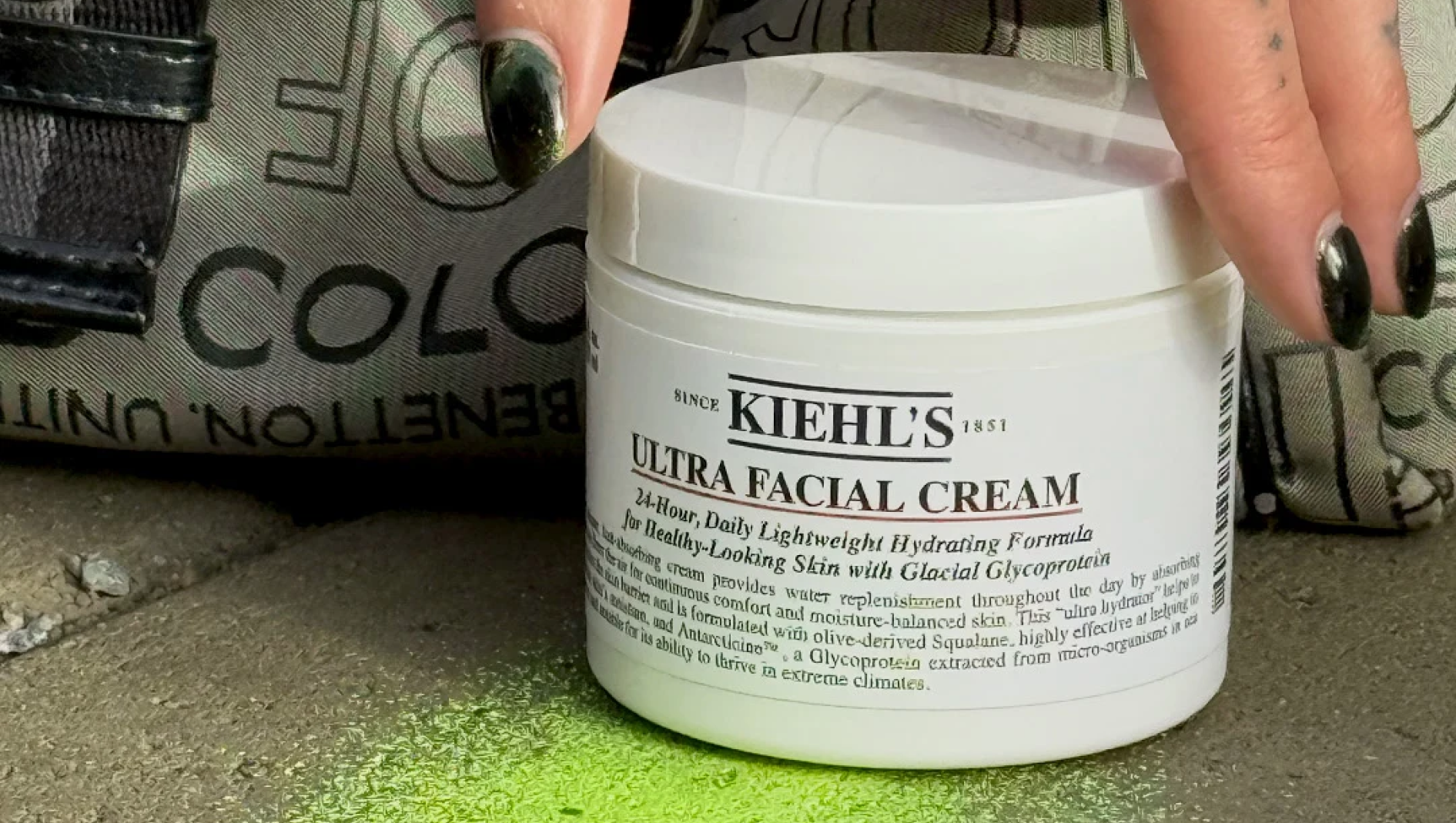 Vit burk med Kiehl's Ultra Facial Cream, en 24-timmars lättviktig återfuktande formula.