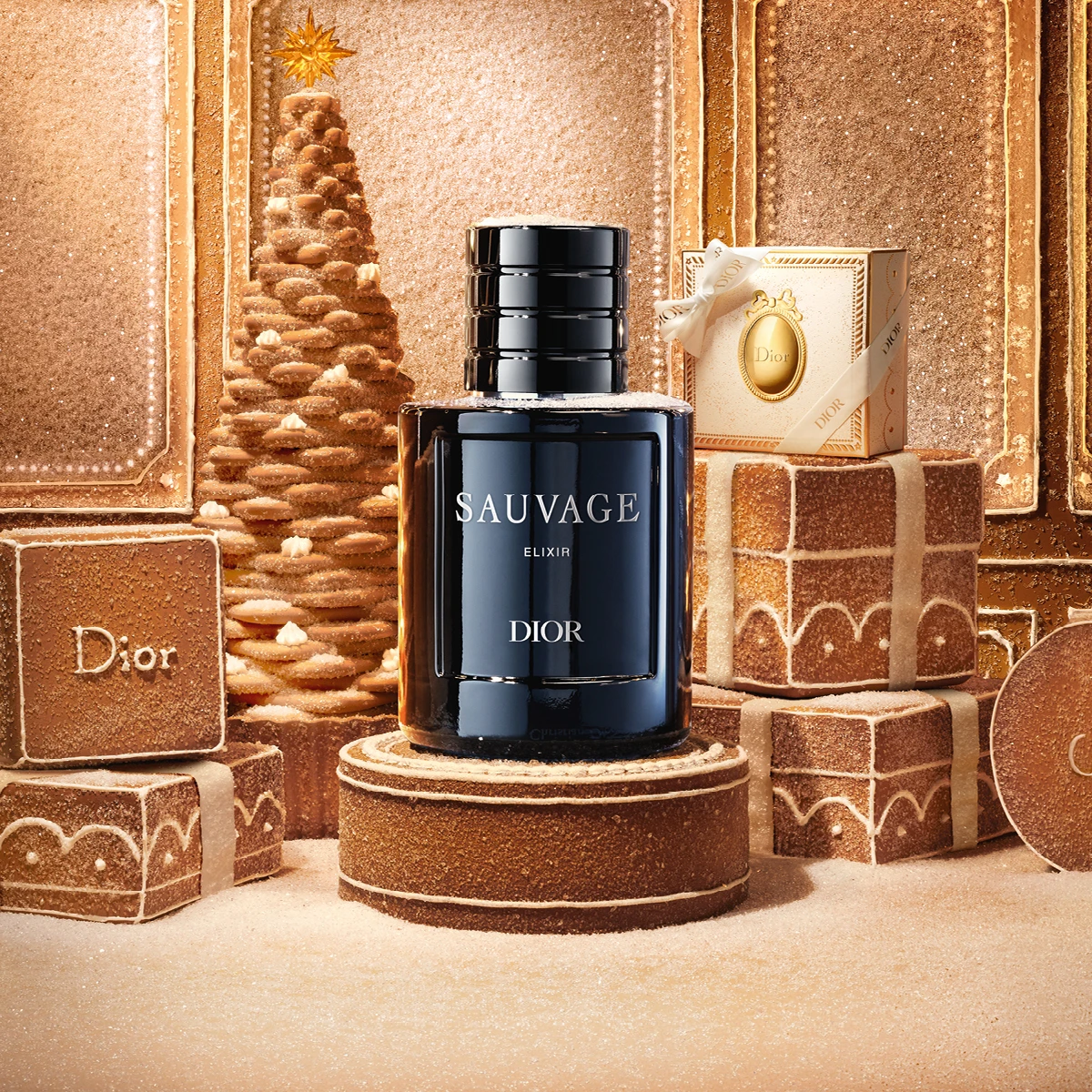 Dior Sauvage Elixir doftflaska, svart, i festlig miljö med pepparkaksgran och dekorerade presentlådor.
