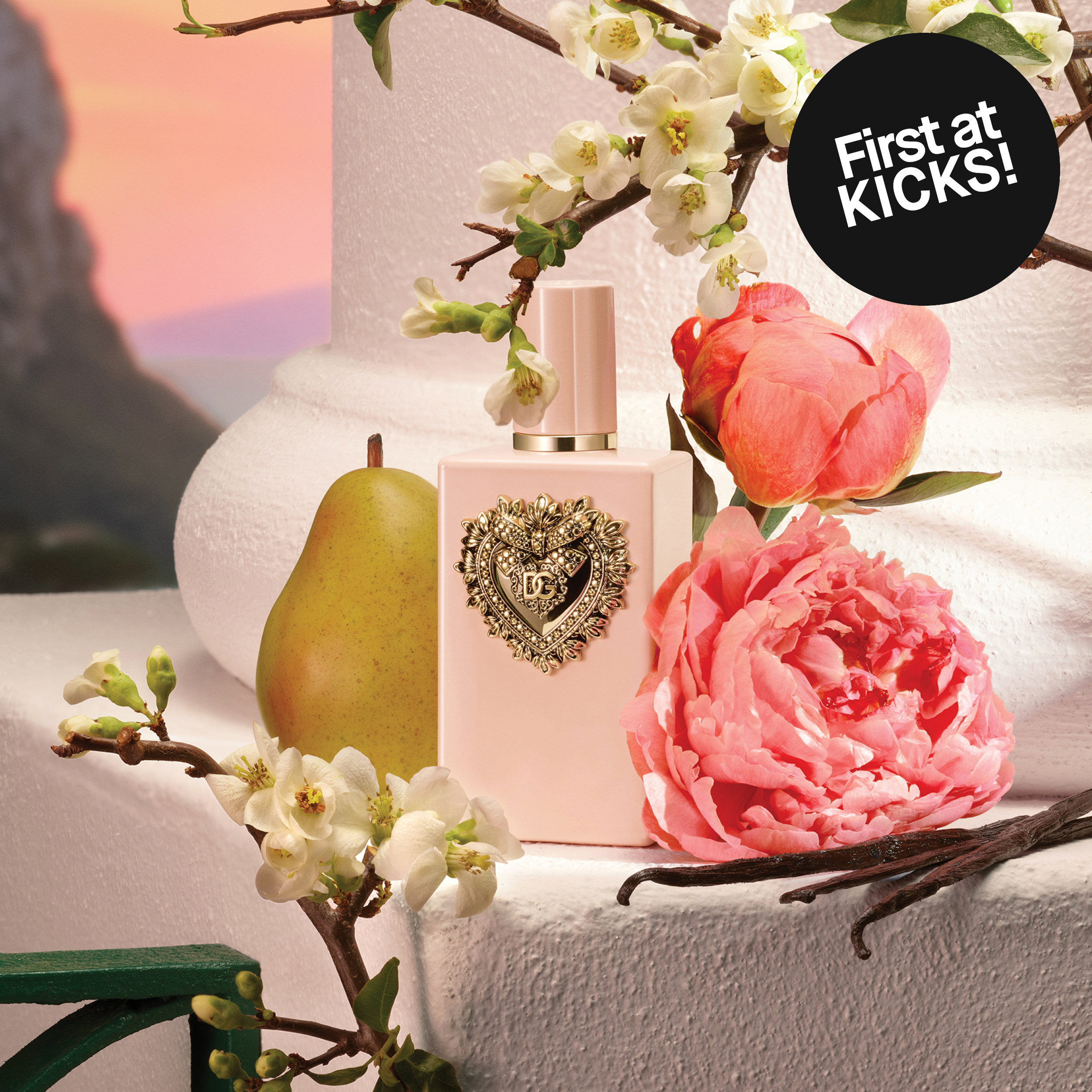 Useita Dolce & Gabbana -huulituotteita eri punaisen ja roosan sävyissä on aseteltu riviin punaista taustaa vasten, mukana näkyy applikaattori. Pakkauksissa on “DG”-logo ja musta ympyrä tekstillä “NEW!”.