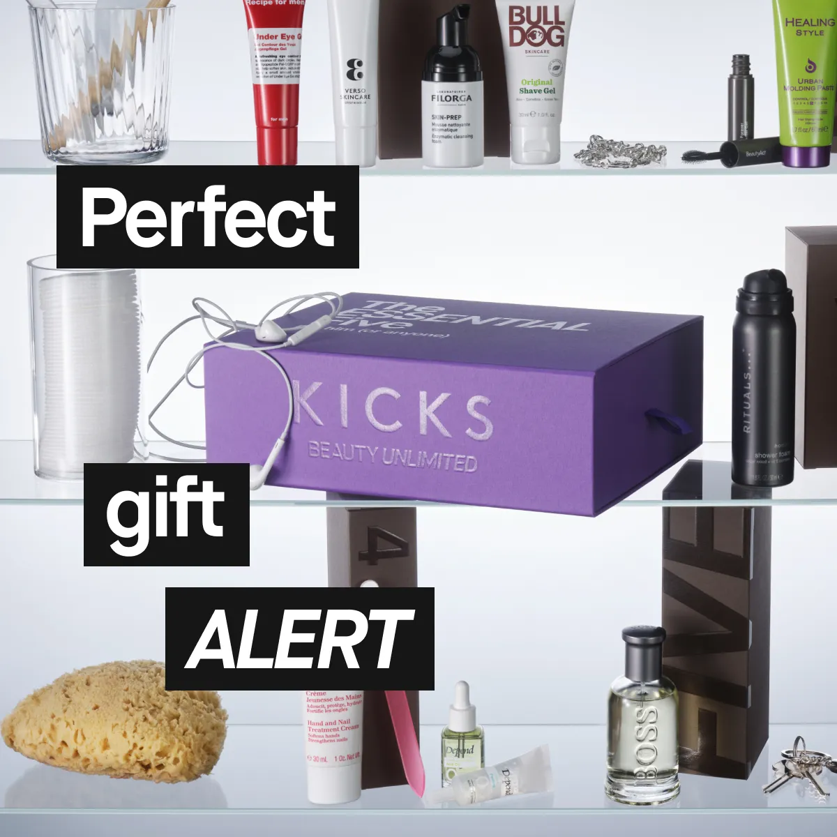 På bilden syns en hylla med olika skönhetsprodukter och en presentförpackning från KICKS. Hyllan är uppdelad i tre sektioner. I den övre sektionen finns bomullspinnar, Verso Skincare, Filorga 5HP-Prep, Bull Dog Original Shave Gel, Healing Style Urban Molding Paste, en silverfärgad kedja och en liten svart behållare. I mittensektionen finns bomullsrondeller, en lila presentförpackning från KICKS med en vit rosett, och Rituals Shower Foam. I den nedre sektionen finns en gul tvättsvamp, "Creme de Beaute", en rosa nagelfil, "Purified" serum, en liten behållare, Boss parfym, en brun förpackning med texten "FIVE" och en nyckelring med nycklar. Texten "Perfect gift ALERT" är placerad över bilden i svartvita blockbokstäver.