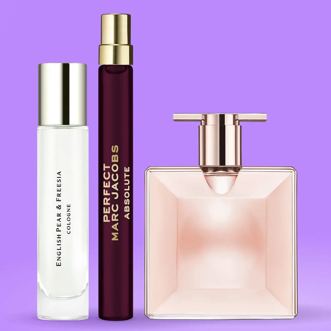 Kolme hajuvettä violetilla taustalla: English Pear & Freesia Cologne, Marc Jacobs Perfect Absolute tummanvioletissa suihkepullossa kullanvärisillä yksityiskohdilla sekä vaaleanpunainen hajuvesi nelikulmaisessa pullossa, jossa on ruusukullanvärinen korkki.