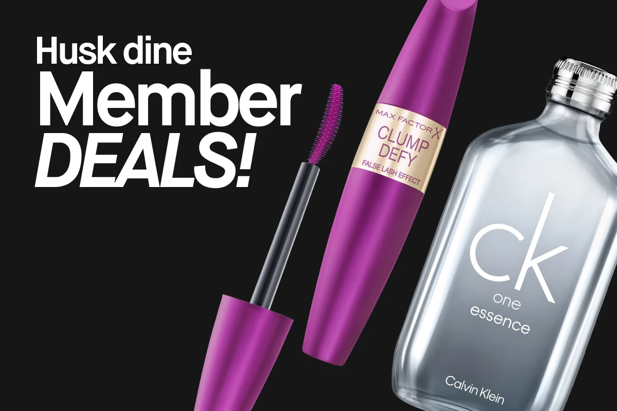 Kampanjgrafikk med teksten “Kom ihåg dina Member DEALS!” og en rosa sirkel med “Members get MORE”, sammen med Max Factor Clump Defy-maskara og en ck one essence-flaske mot svart bakgrunn.