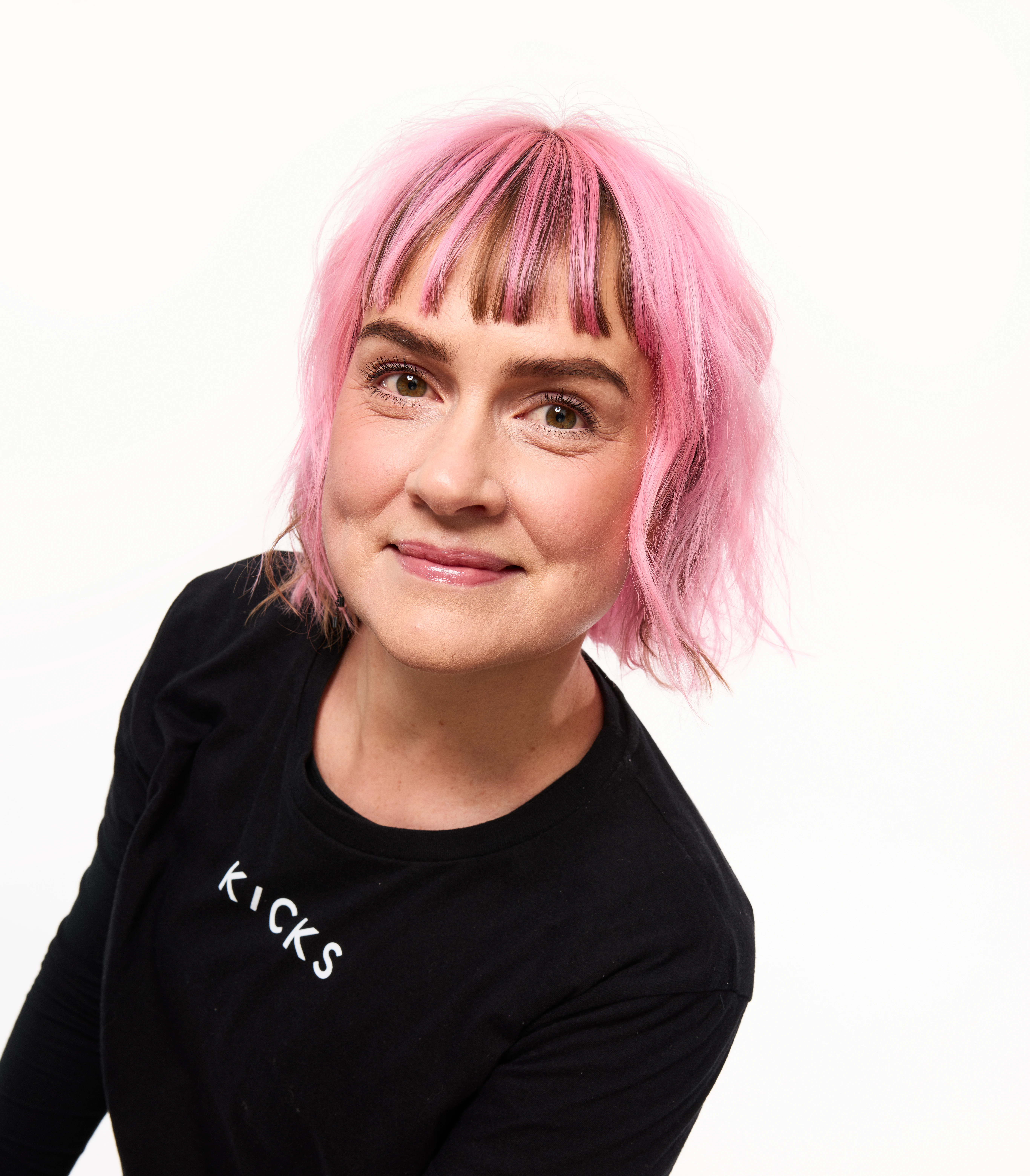 Byline med Kicks skjønnhetsekspert Hanna Bergroth i rosa hår og stripete genser.