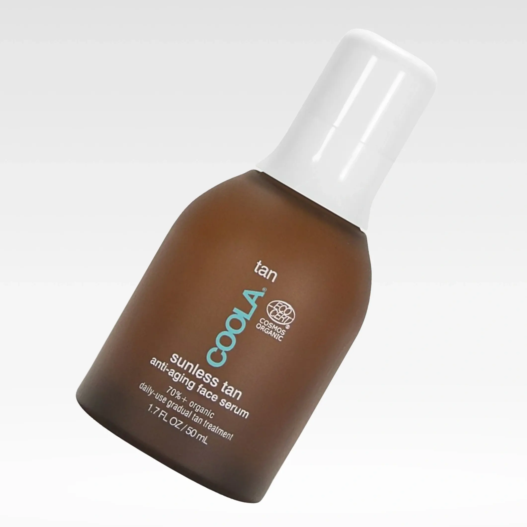 Ruskea pullo valkoisella korkilla, Tan Cools Sunless Tan Anti-Aging Face Serum 50 ml vaaleaa taustaa vasten. Kuvassa teksti ”Self tan ansikte” mustassa laatikossa.