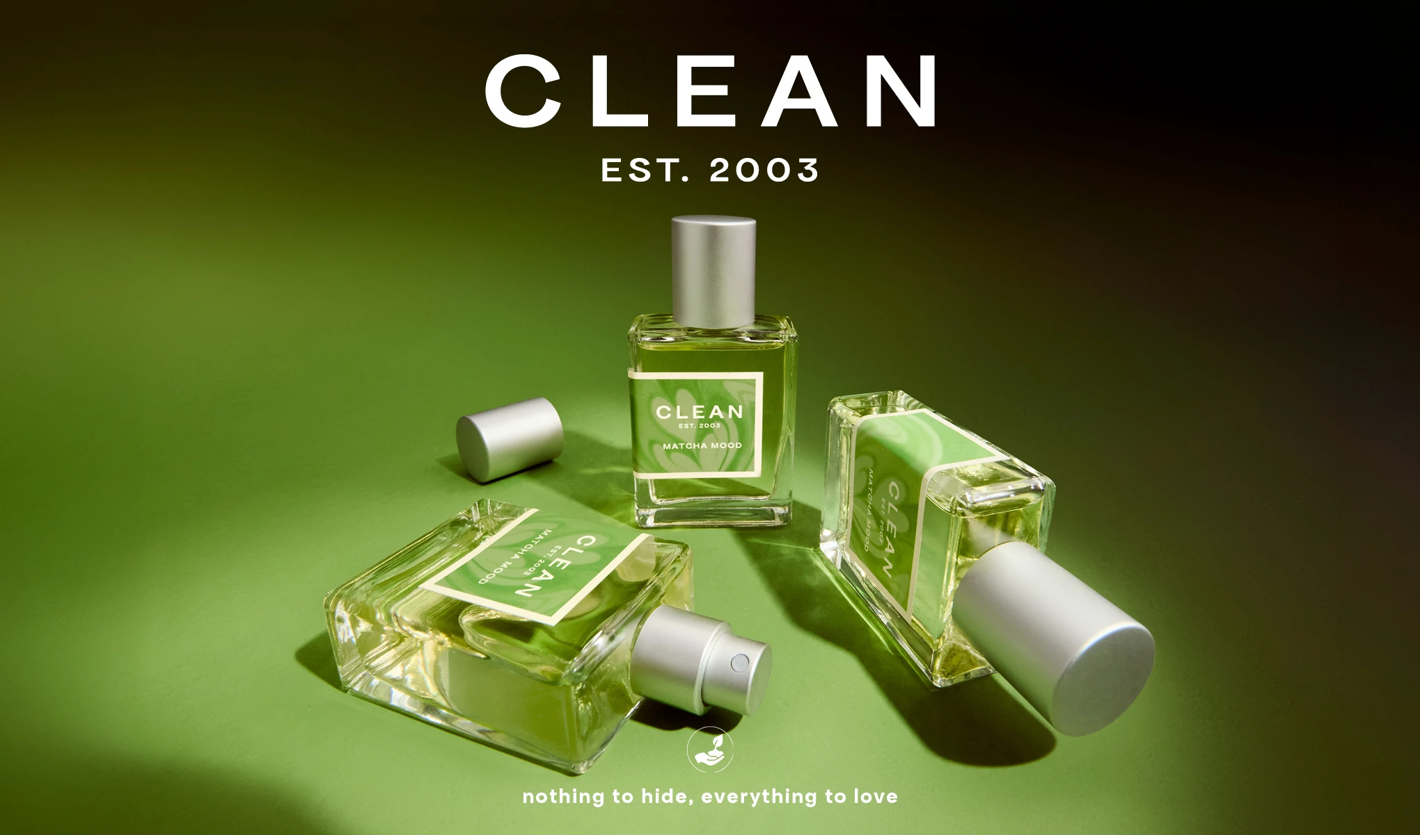 CLEAN EST. 2003 Matcha Mood duftflasker på grønn bakgrunn. Slogan: nothing to hide, everything to love.