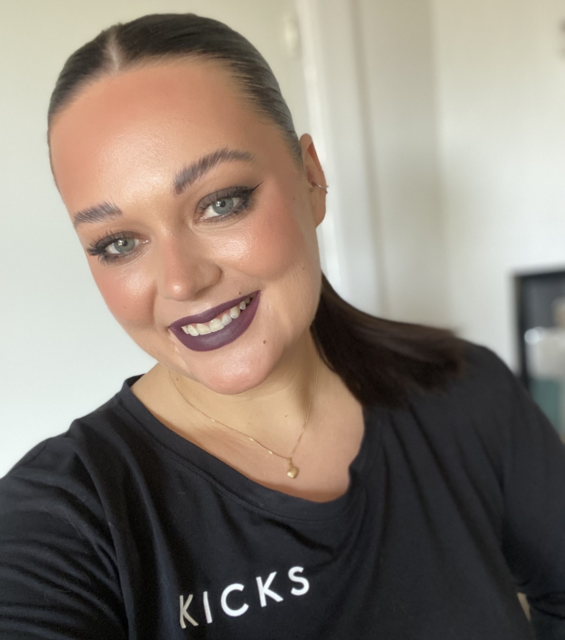Person med makeup, som ler till kameran
