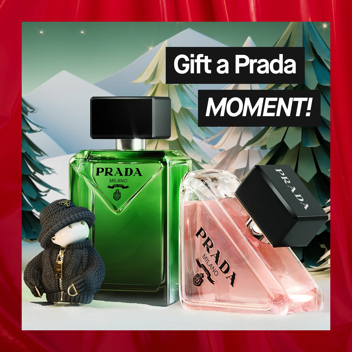 Bilde som viser to Prada parfymer. Teksten "Gift a Prada MOMENT" er synlig. Bakgrunnen er grønn med røde detaljer.