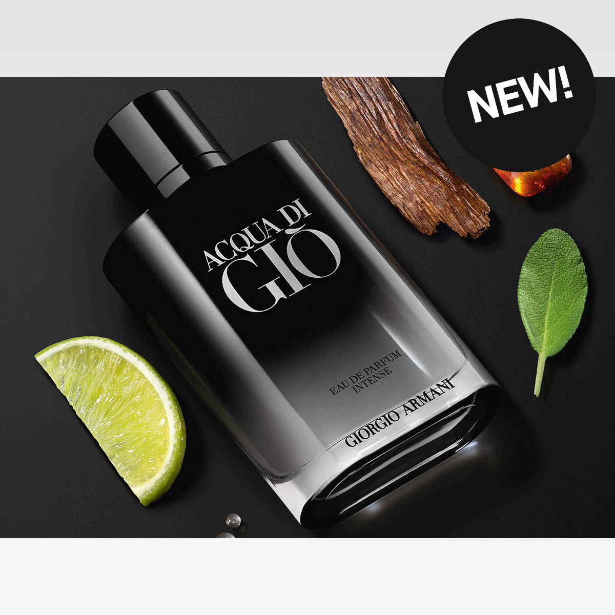 Acqua di Giò Eau de Parfum Intense-flaska omgiven av vatten, med en limeskiva och ett träelement i bakgrunden. I bildens övre hörn syns en svart cirkel med texten ”NEW!”.