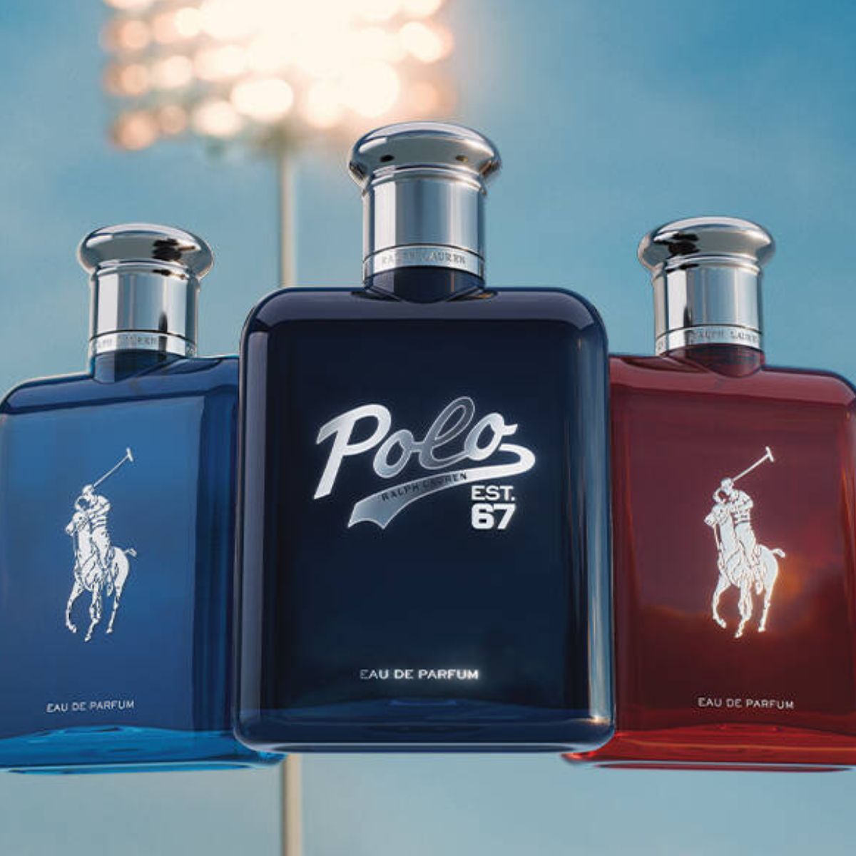 Kolme Ralph Laurenin hajuvesipulloa on esillä taivasta vasten, ja taustalla näkyy valonheitin.