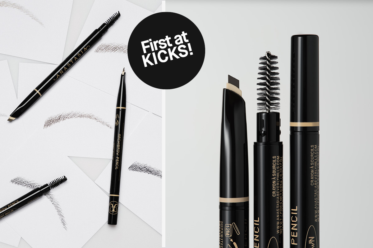 Flere svarte øyenbrynspenner fra Anastasia Beverly Hills arrangert diagonalt mot lys bakgrunn. På pennene vises tekstene “ANASTASIA Beverly Hills” og “BROW DEFINER TRIANGULAR TIP”, samt en åpen penn med spooliebørste og teksten “ARCHBROW PENCIL”.