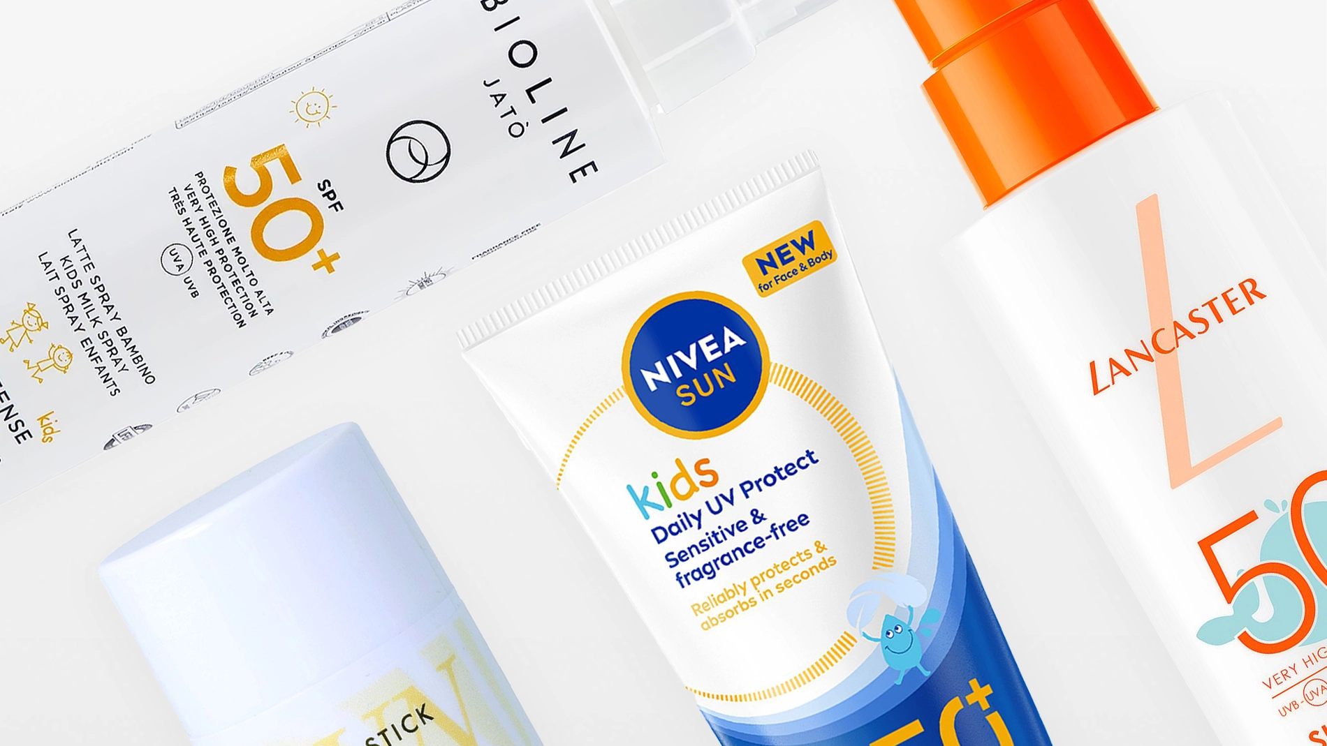 Tre solskyddsprodukter med SPF 50+ mot ljusgrå bakgrund: Lancaster Sun Beauty solspray med orange pump, MÁDARA Sun Stick SPF50+ med texten “Very High Protection” och NIVEA Sun Kids Daily UV Protect Sensitive & fragrance-free för face & body. Förpackningarna visar synlig text som “UVA”, “UVB”, “NEW for Face & Body” och “Reliably protects & absorbs in seconds”.