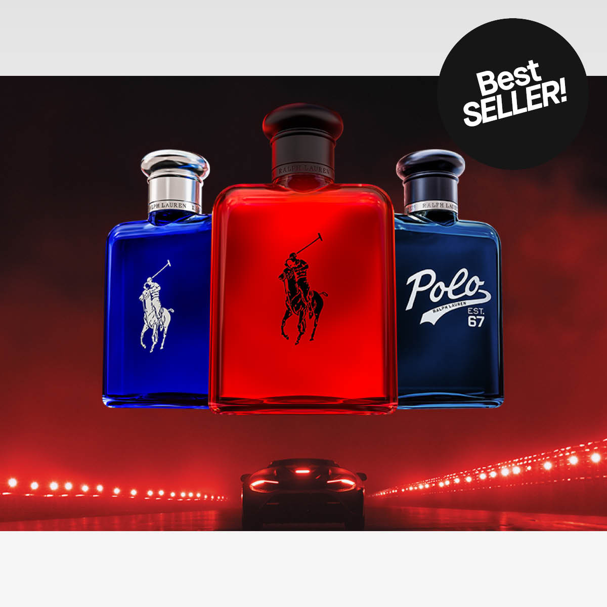 Tre parfymeflasker fra Ralph Lauren Polo i blått og rødt, med racerbil som kjører på rødtonet vei med lys nederst i bildet. Sticker med teksten "Best SELLER!" øverst til høyre.