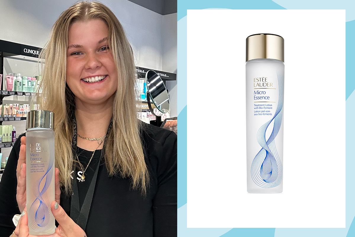 KICKS-työntekijä esittelee Estée Lauder Micro Essence Skin Activating Treatment Lotion -hoitonestettä myymälässä, tuotekuva vieressä.
