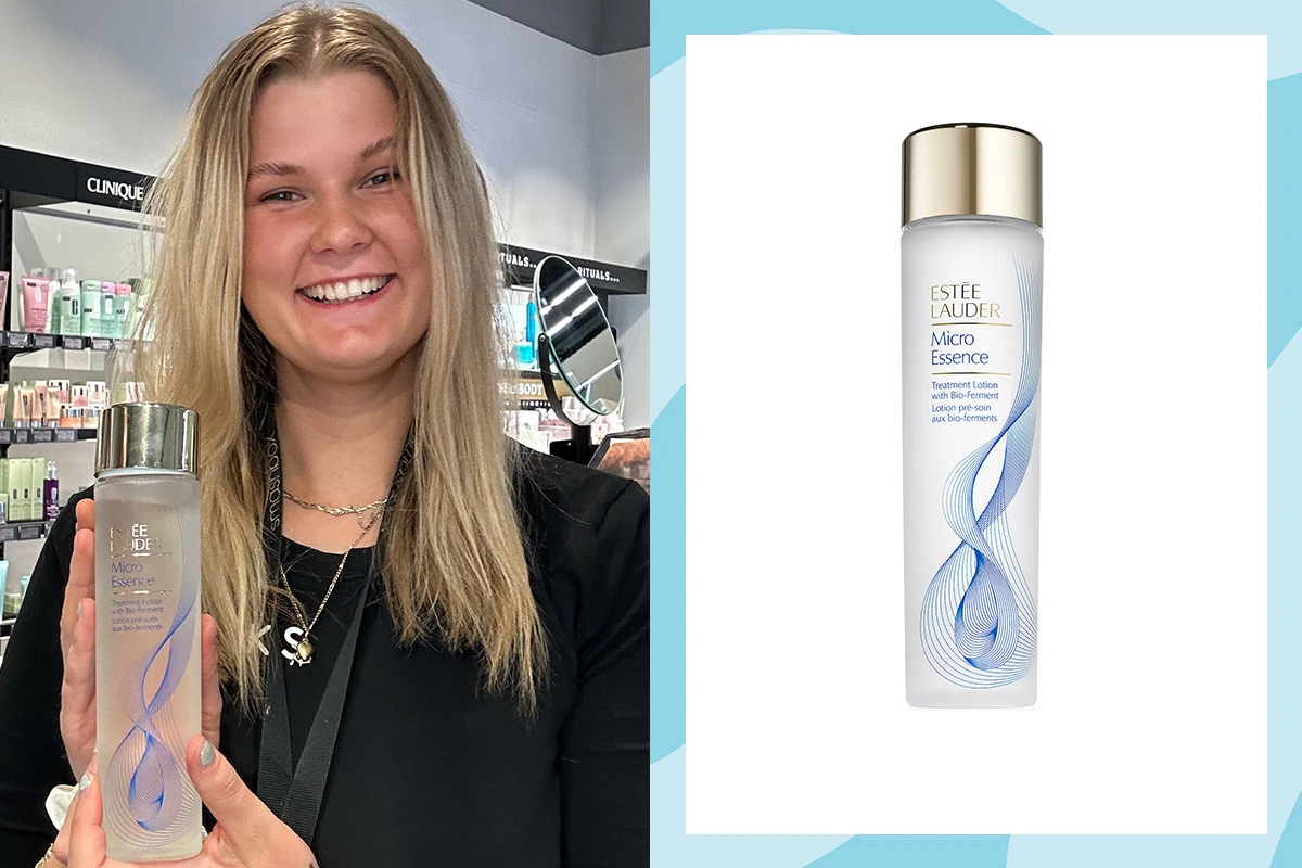 KICKS-työntekijä esittelee Estée Lauder Micro Essence Skin Activating Treatment Lotion -hoitonestettä myymälässä, tuotekuva vieressä.