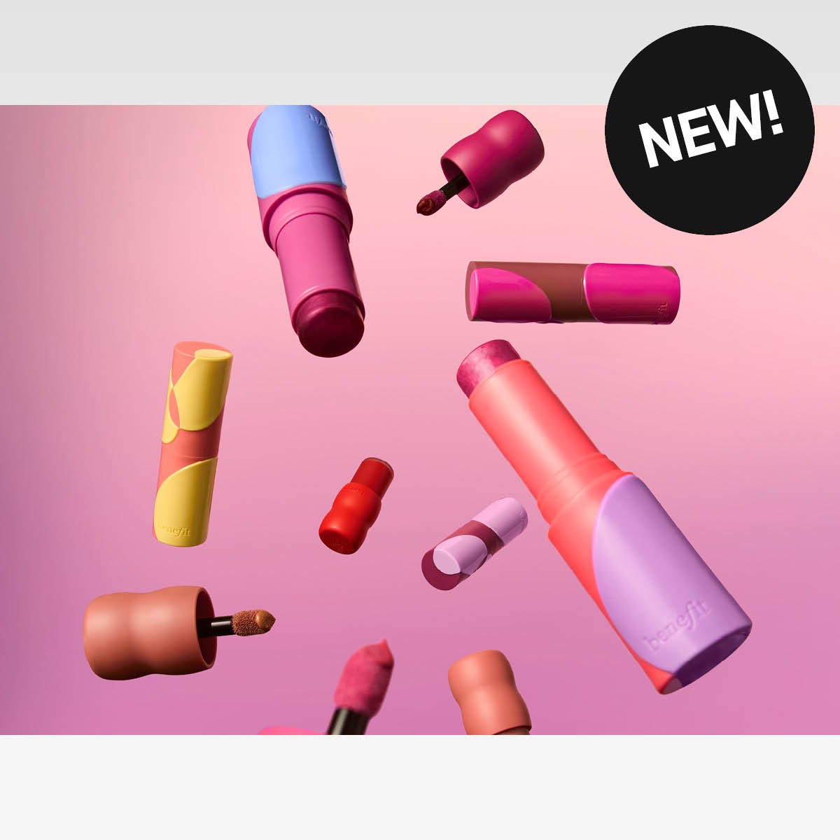 Benefit sminkeprodukter som svever på rosa bakgrunn.