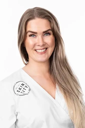 Skincity medarbeider i hvit uniform