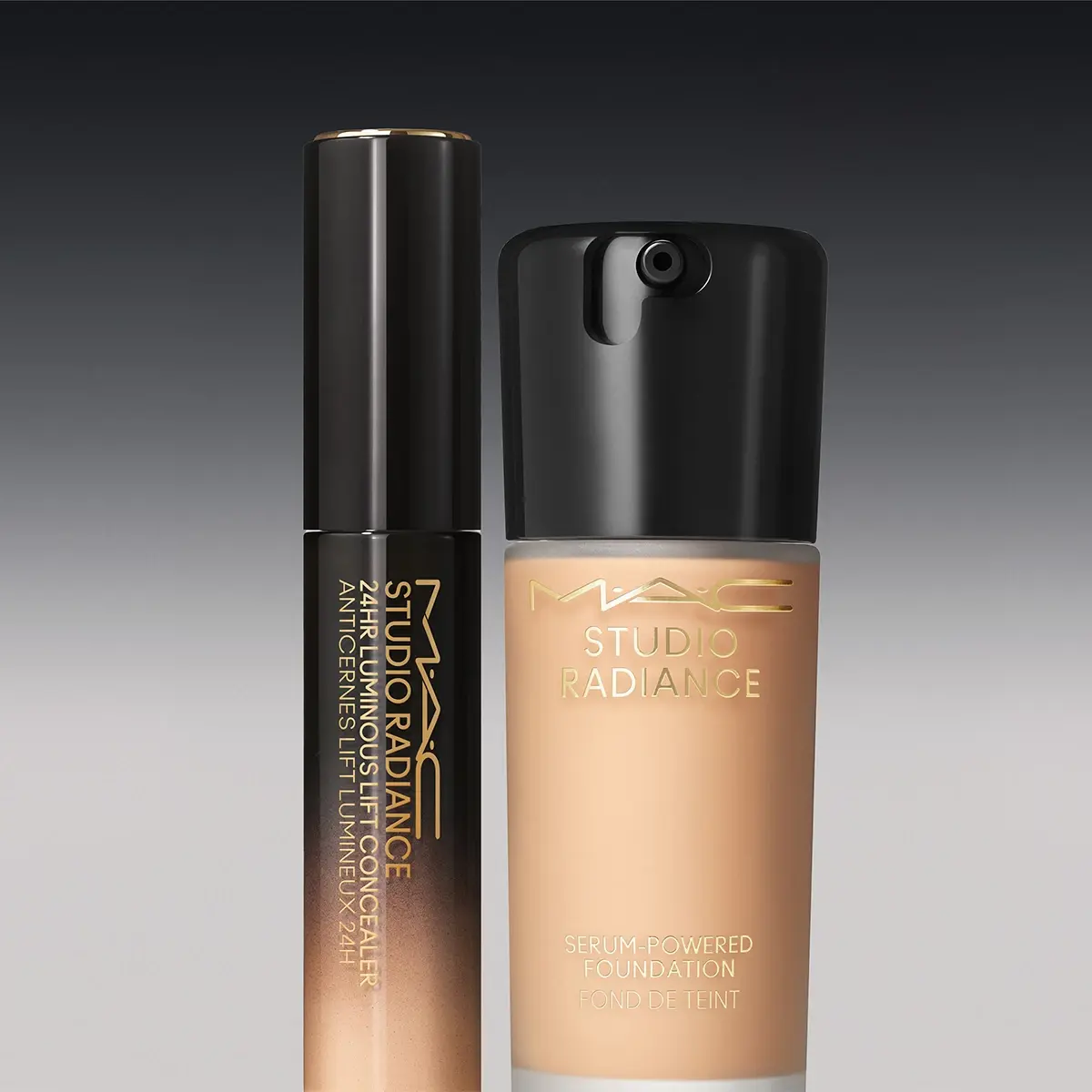 MAC Studio Radiance 24H Luminous Lift Concealer och Serum-Powered Foundation mot en grå bakgrund.