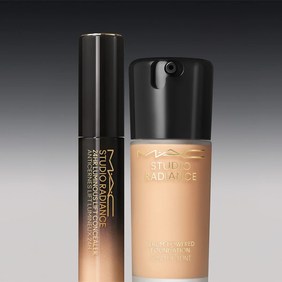  MAC Studio Radiance 24H Luminous Lift Concealer och Serum-Powered Foundation mot en grå bakgrund.