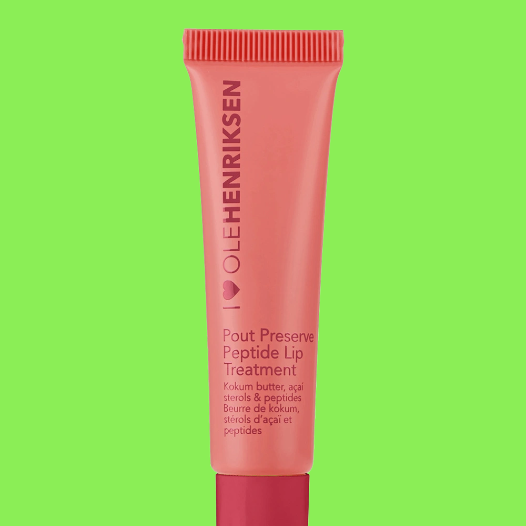 Tub märkt “OLEHENRIKSEN Pout Preserve Peptide Lip Treatment Kokum butter, açaí sterols & peptides” mot grön bakgrund.