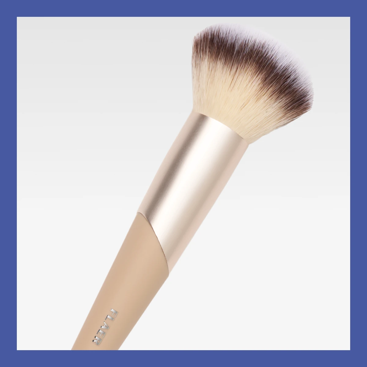Sminkebørste med beige skaft og lyse børstehår.