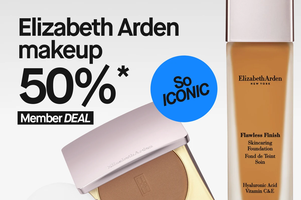 Bred kampanjebilde med Elizabeth Arden-sminke på lys bakgrunn. En åpen pudderkompakt, en krukke Ceramide Lift and Firm Cream Makeup SPF 15 PA++ og en flaske Flawless Finish Skincaring Foundation vises. Teksten «Elizabeth Arden makeup 50%* Member DEAL» og en blå sirkel med teksten «SO ICONIC» er synlig i bildet.