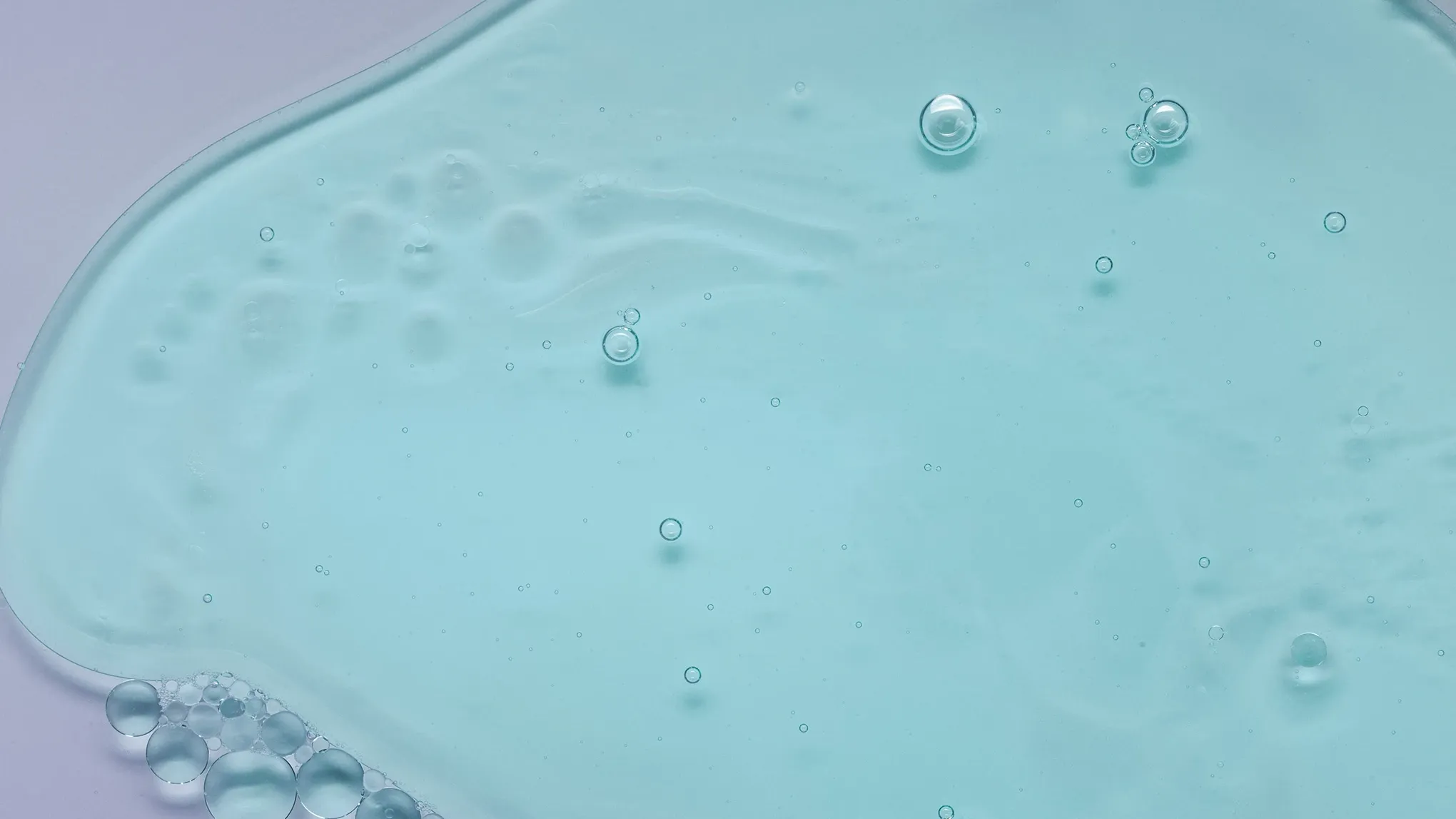 En närbild av en ljusblå gel med små bubblor.