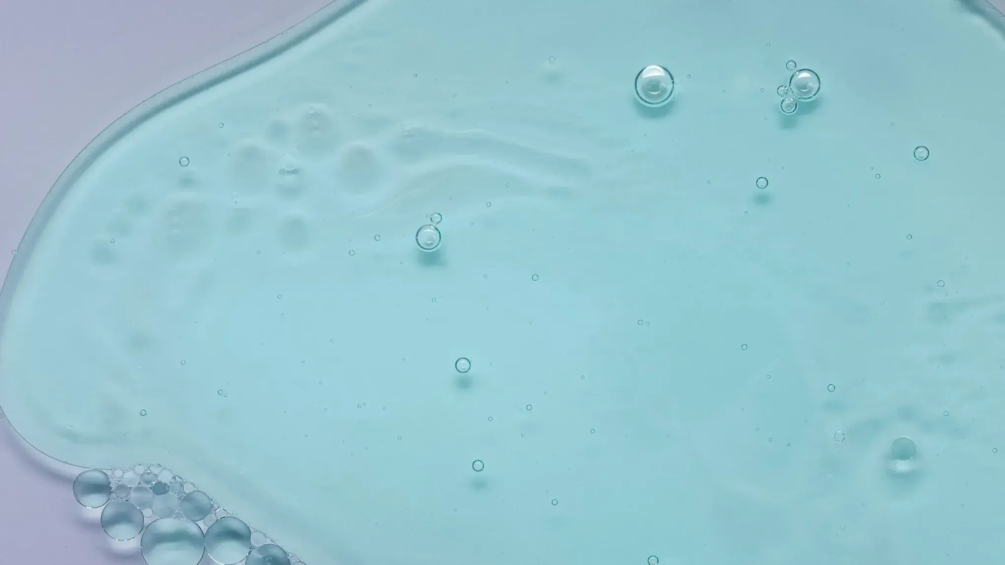 En närbild av en ljusblå gel med små bubblor.