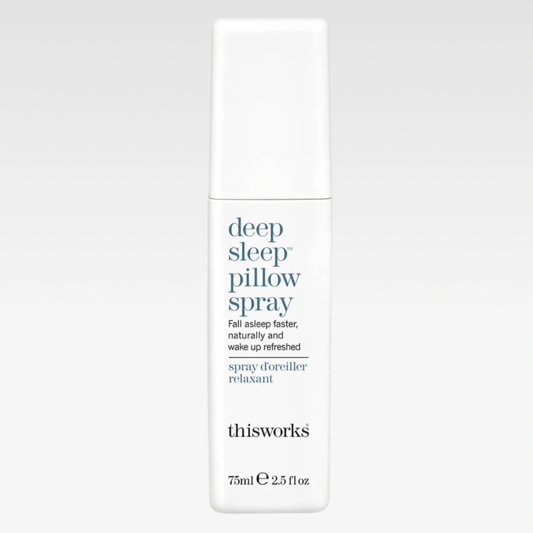 Valkoinen thisworks deep sleep pillow spray -suihkepullo vaaleanharmaalla taustalla. Pakkauksessa näkyvät tekstit “Fall asleep faster, naturally and wake up refreshed” sekä “75ml e 2.5 fl oz”.