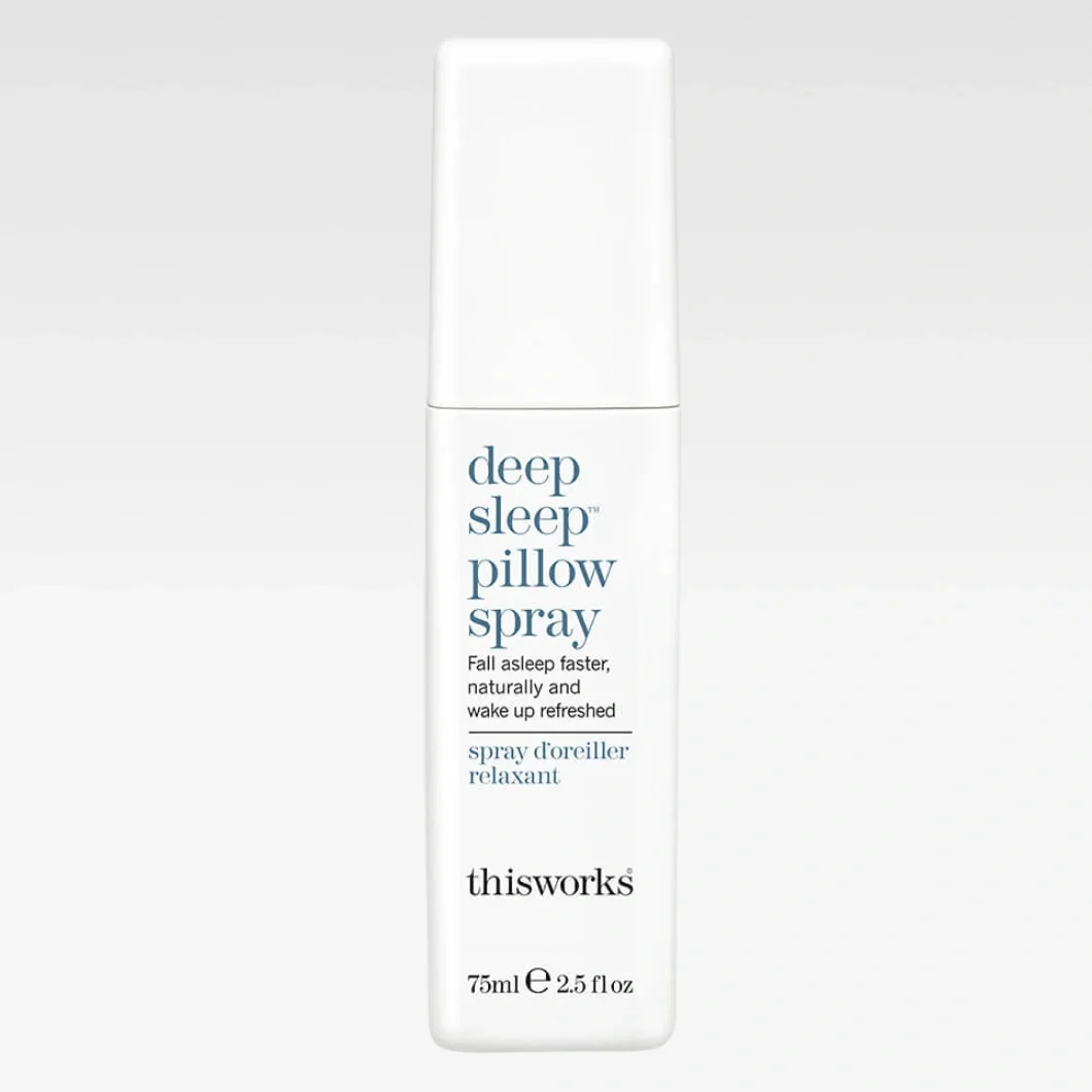 Vit sprayflaska från thisworks deep sleep pillow spray på ljusgrå bakgrund. Texten “Fall asleep faster, naturally and wake up refreshed” och “75ml e 2.5 fl oz” syns på förpackningen.
