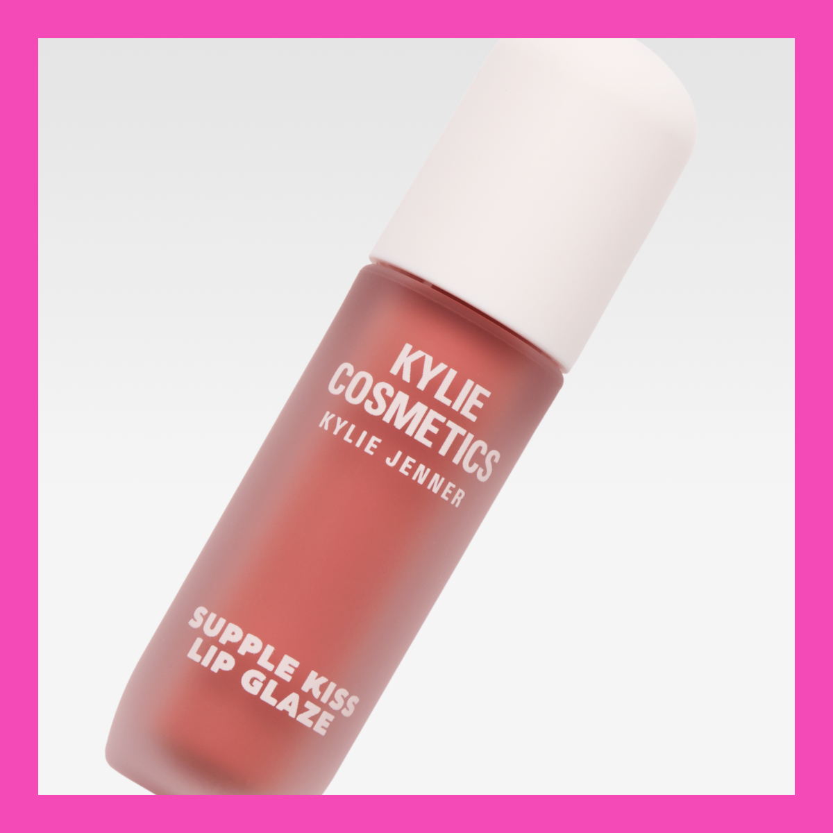  Kylie Cosmeticsin huulikiilto nimeltä "Supple Kiss Lip Glaze". Pullo on punainen, jossa on valkoinen teksti ja valkoinen korkki.