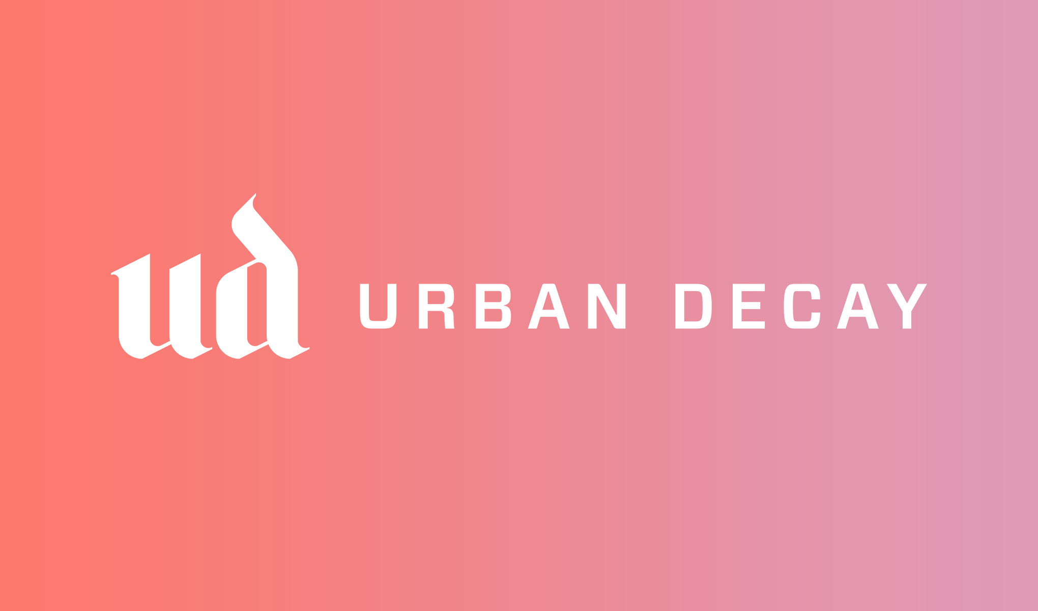 Hvit tekst "ud URBAN DECAY" står mot en gradient bakgrunn i rosa og oransje.