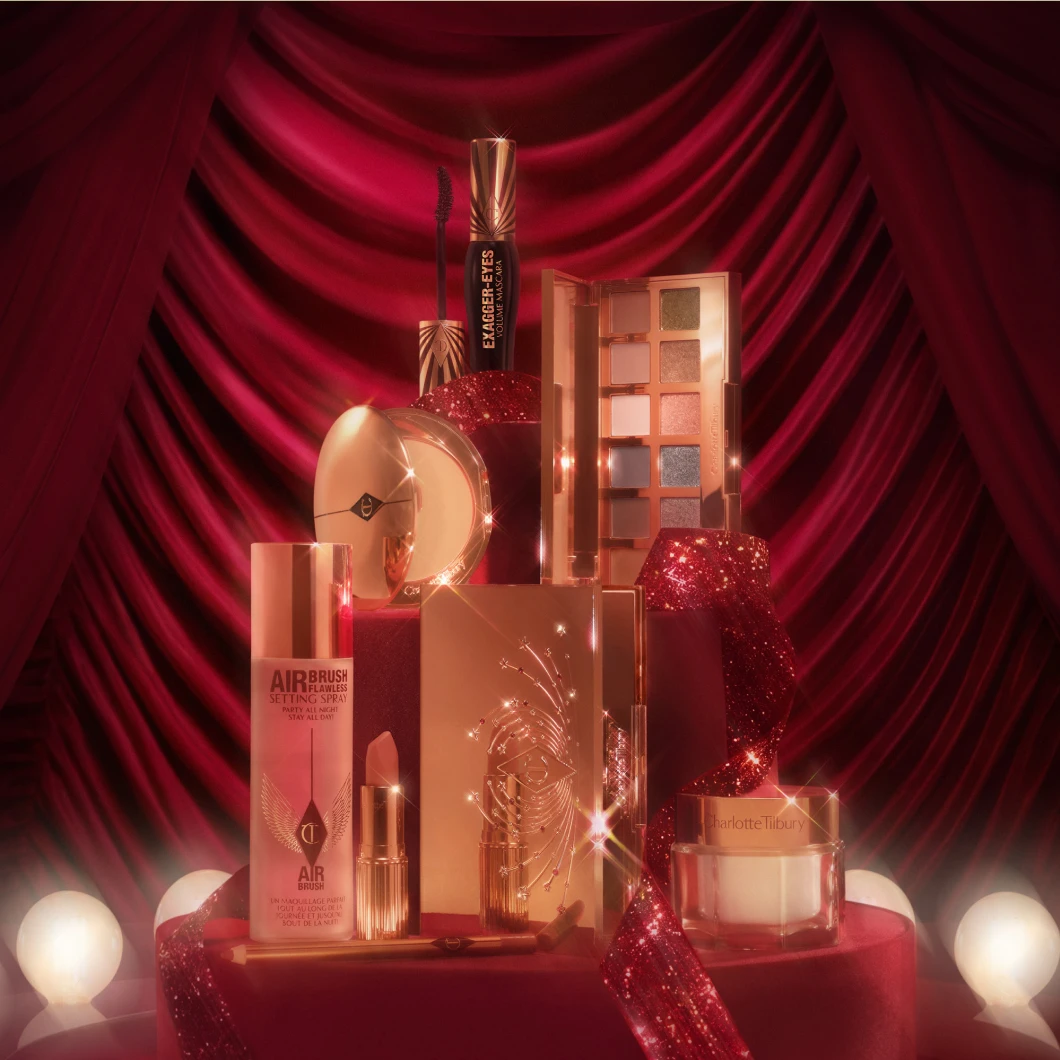 Charlotte Tilbury -meikkituotteet: ripsiväri, luomiväri, kiinnityssuihke, huulipuna ja voide punaisella esillepanolla.