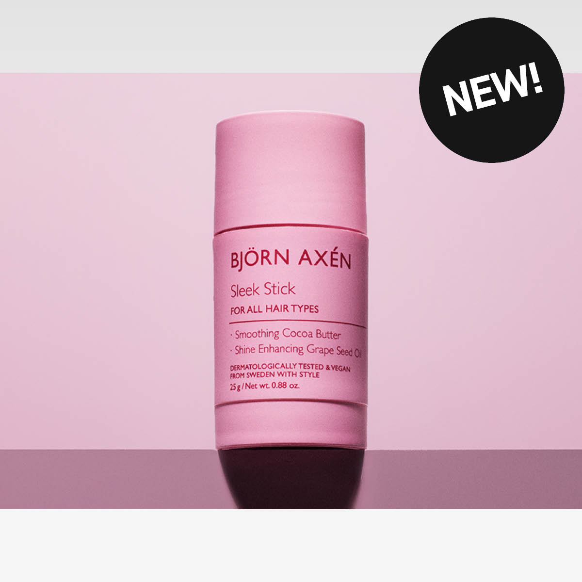 Rosa hårstylingprodukt placerad på ljusrosa bakgrund, omgiven av grafiska texter i svart som lyfter fram glans och kontroll för festfrisyrer.