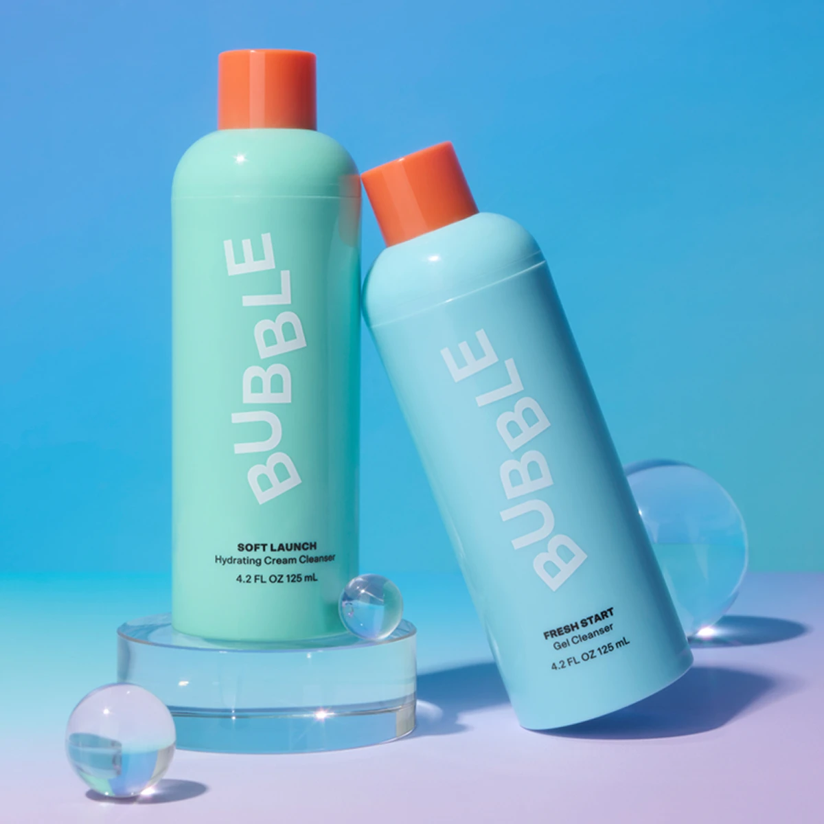 Bubble-renseprodukter mot lyseblå bakgrunn.