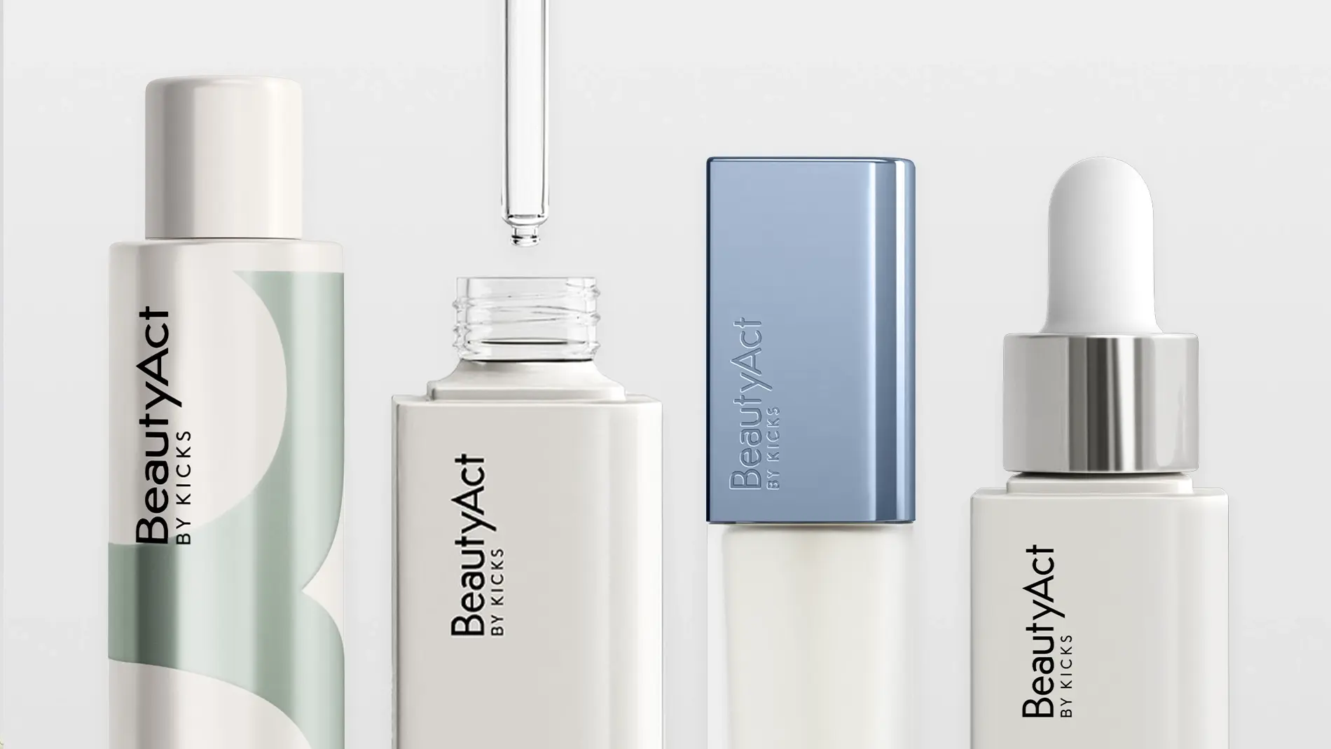 Neljä BeautyAct By KICKS -ihonhoito- ja meikkituotetta vaaleanharmaata taustaa vasten, mukana seerumi pipetillä, ihonhoitopullo ja meikkituote sinisellä korkilla. Teksti “BeautyAct By KICKS” näkyy selkeästi kaikissa tuotteissa minimalistisessa ja premiumhenkisessä pakkauksessa.